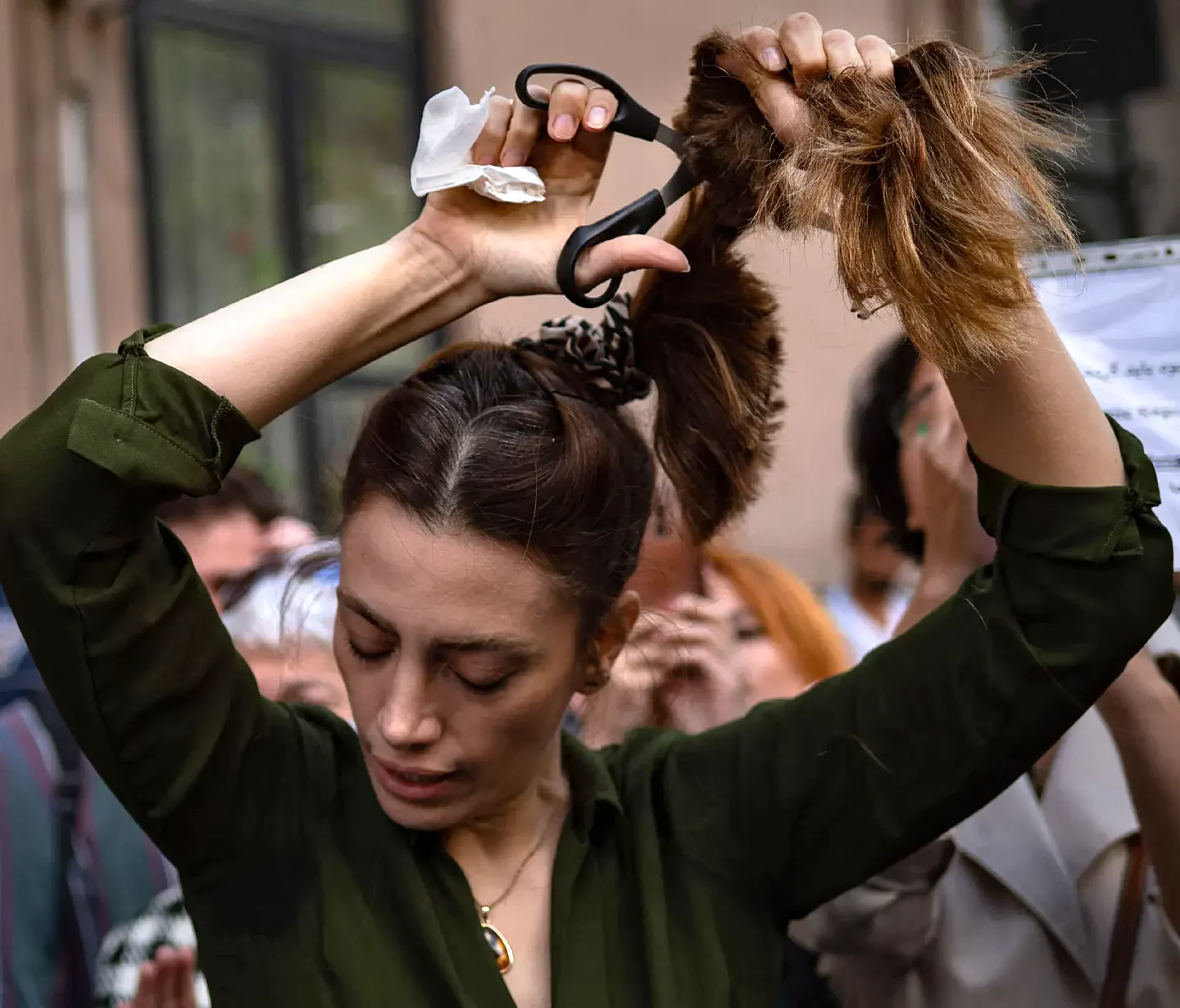 ocijeni-woman-cutting-hair-mahsa-amini-death-protest-1-1440x1231.webp