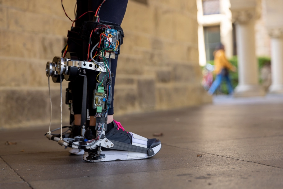 Robotski egzoskelet prilagođava se osobama koje ga nose kako bi im pomogao da brže hodaju